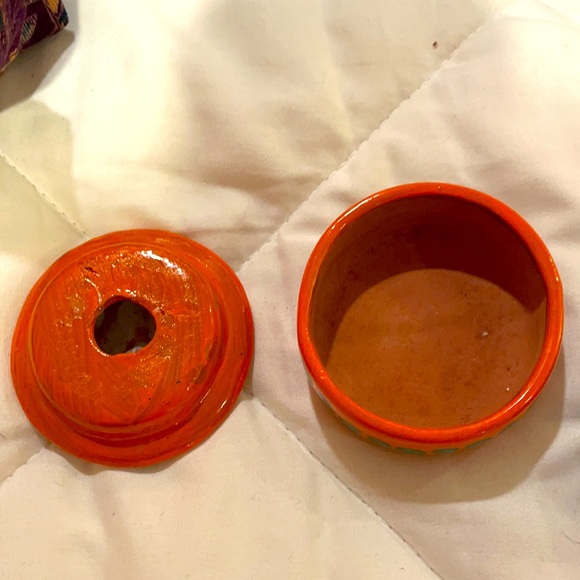 Small hand painted ceramic box - Picture 3 of 3